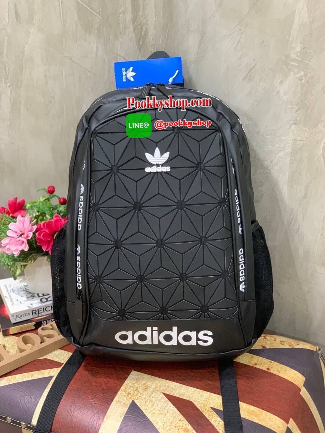 Adidas Originals 3D Backpack กระเป๋าสะพายหลัง 3D ลุคสุดล้ำของกระเป๋าสะพายหลัง ที่มาพร้อมช่องกระเป๋าซิปและลายพิมพ์สามมิติแบบอสมมาตร ดูดีมีสไตล์ด้วยการใช้วัสดุเลียนแบบหนังที่ทันสมัย ให้คุณมีพื้นที่มากขึ้นในการจัดเก็บ ด้วยช่องกระเป๋าด้านหน้าและด้านใน มีช่องส