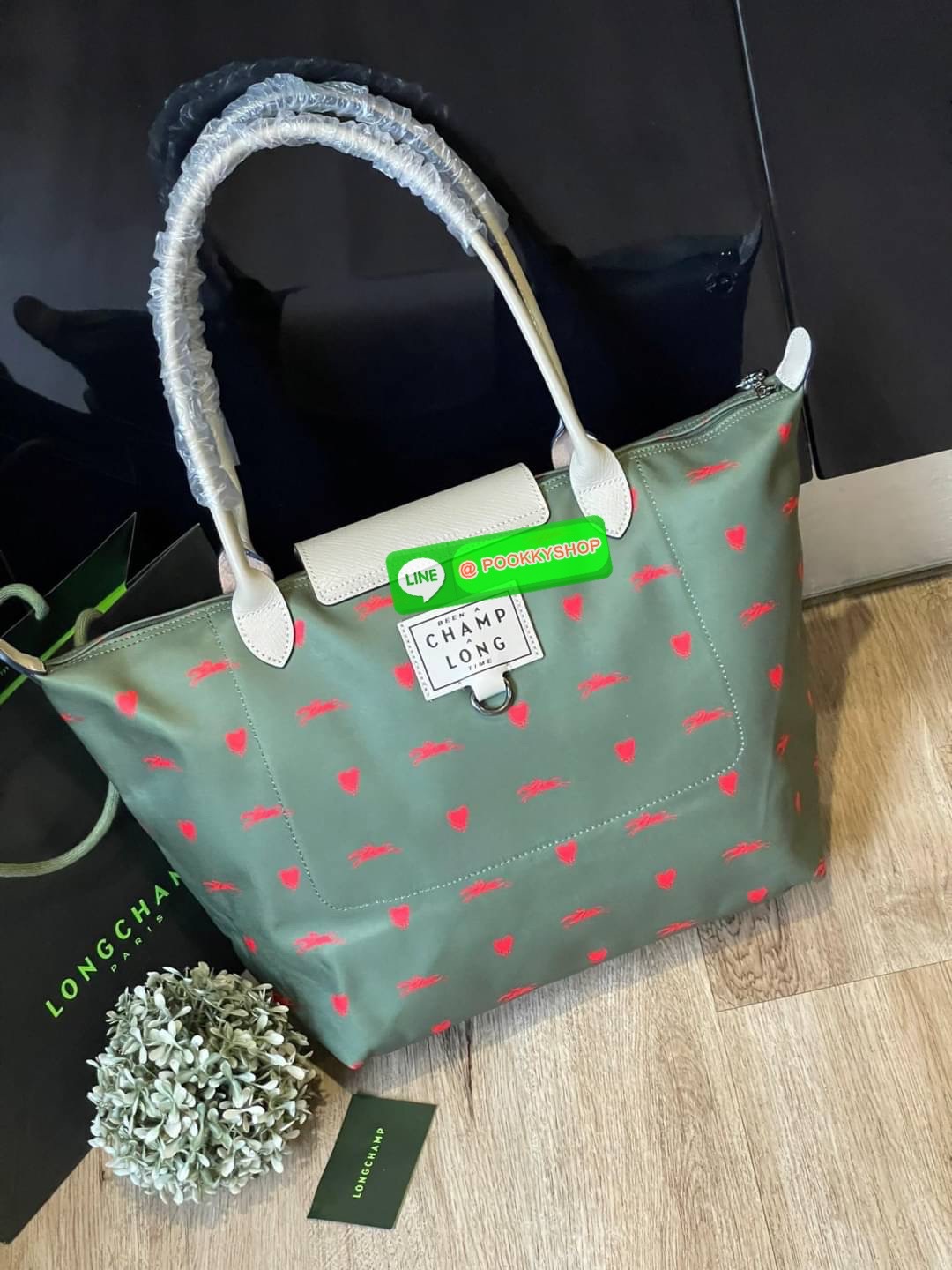 Longchamp x EU Le Pliage tote bag L คอลเลกชันพิเศษจาก Longchamp ที่น่ารักสุดๆ สำหรับซัมเมอร์นี้ กระเป๋ารูปทรงคลาสสิกที่มาในลวดลายและสีที่ออกแบบมาพิเศษ ยังคงความเป็น Le Pliage กระเป๋าสะพายไหล่ทรงTote ใส่ของได้จุอย่างเหลือเชื่อ ยังมีซิปปิดเพิ่มความปลอดภัย น