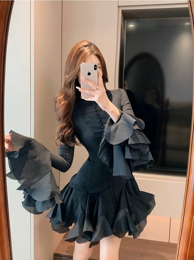 เดรสแฟชั่น เดรสกระโปรงสั้น เสื้อคอกลมแขนยาว ตีเกล็ดเข้ารูป