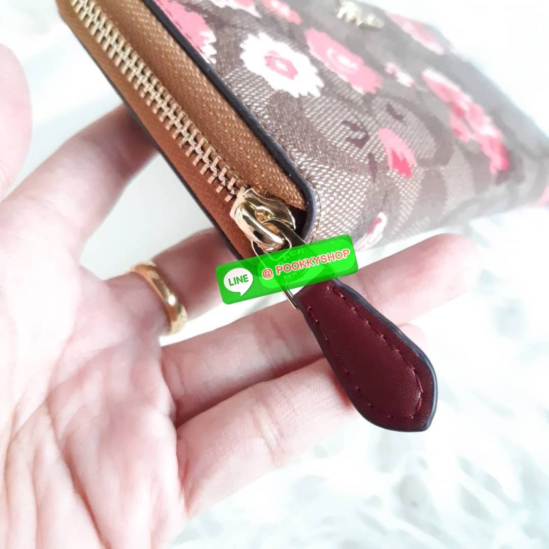 COACH F78018 ACCORDION ZIP WALLET IN SIGNATURE CANVAS WITH PRAIRIE DAISY CLUSTER PRINT ฮอตไม่เลิก!! กระเป๋าสตางค์ใบยาว ลวดลายดอกไม้ ขายดีที่สุด!! วัสดุหนังแคนวาสเคลือบลาย เปิด-ปิดด้วยซิปรอบ รูดใช้งานง่าย ใส่มือถือได้ ใส่บัตร ใส่ธนบัตรได้สบายๆ สวยเกินราคาแ