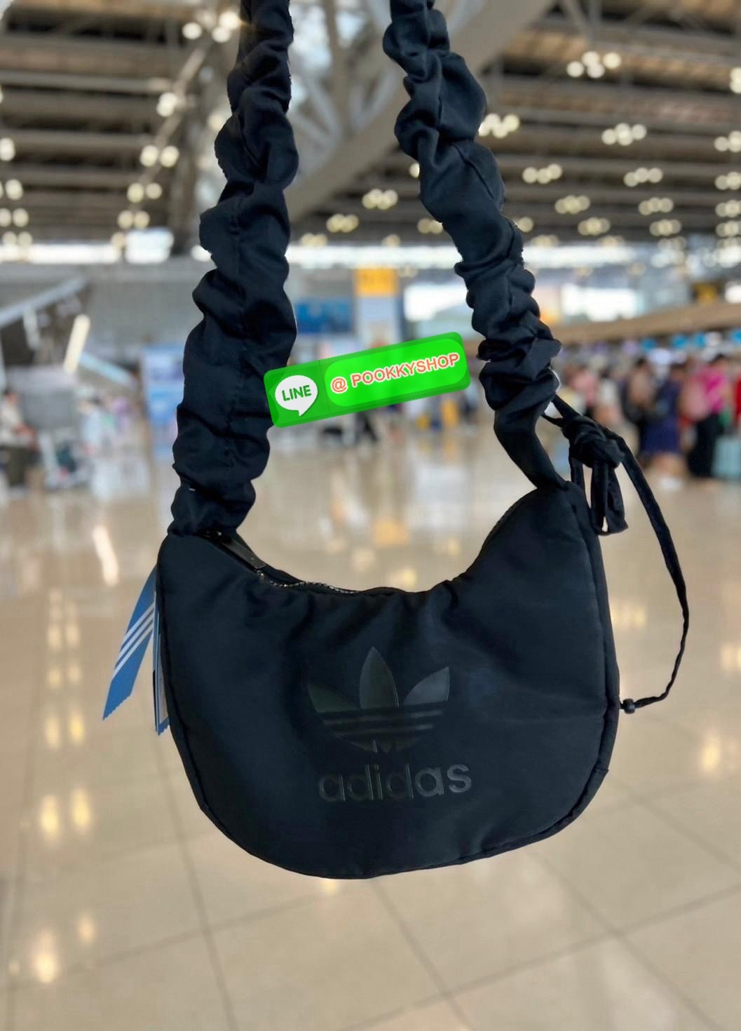 Rare items! ในเวปรุ่นนี้ขายเกือบๆ3พันจ้าา ADIDAS ORIGINAL NYLON BAG 2024 ยังมีพร้อมส่ง! สวยจึ้งมากๆค่าสาวๆ กระเป๋าแนววสปอร์ตจากอดิดาส ไม่ตกเทรน วันไหนๆจะพกพาในไทยหรือ ตปท.ได้หมด วัสดุไนล่อนเสริมนวมอย่างดี ขนาดกลางๆ ค่ะ