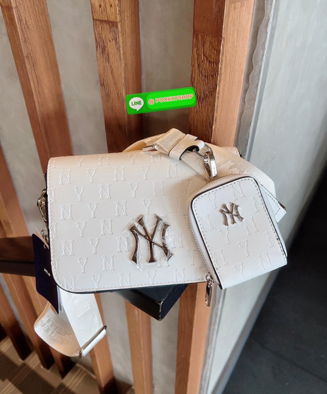 NEW IN! ใบจริงน้องสวยมากๆ คุ้มแก่การมีติดตัว! MLB MONOGRAM EMBO CROSS BAG 💌พร้อมส่ง! ใครมีแล้วหรือจะมีเพิ่มหรือซื้อเป็นของขวัญให้เพื่อนๆรุ่นนี้ไม่ทำให้ผิดหวังค่ะ หนังแท้อย่างดี ปั้มลายแบรนด์ทั้งใบ