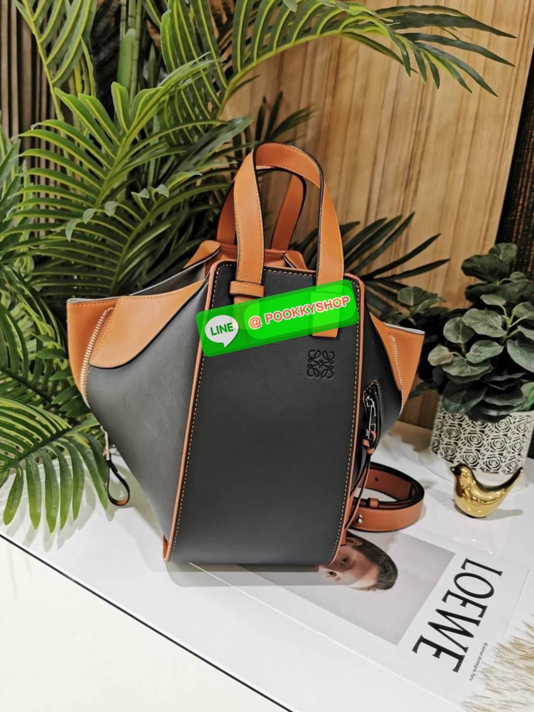 ✴️ห้ามพลาด!✴️LOEWE HANDLE & SHOULDER BAG VIP GIFT WITH PURCHASE (GWP) กระเป๋าถือหรือสะพายหนังแท้พรีเมี่ยมกิ๊ฟ Limited จาก LOEWE PERFUME DUTYFREE รุ่น Rare items สุดๆวัสดุหนังแท้ Calfskin หนังสวยดีไซน์มีเอกลักษณ์ ใบใหญ่กำลังดี น้ำหนักเบา ด้าน