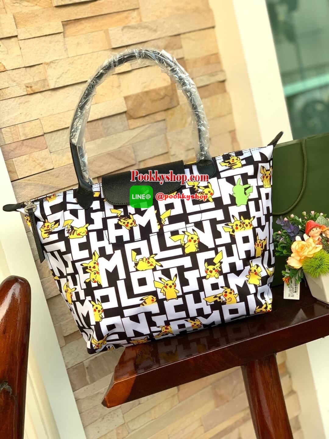 LONGCHAMP X POKÉMON SHOULDER BAG เพราะรู้ว่า &quot;เลอ ปลิยาจ&quot; (Le Pliage) เป็นกระเป๋าไอคอนิคยอดนิยมของคนทุกเพศทุกวัย ไม่ว่าจะเป็นคนธรรมดาหรือเซเล็บ ลองฌอมป์ก็เลยจัดให้ &quot;ปิกาจู&quot; ไปวิ่งเล่นอยู่บนกระเป๋าที่ออกมาเป็นซีรีส์ซะเลย และยังคงความ Le