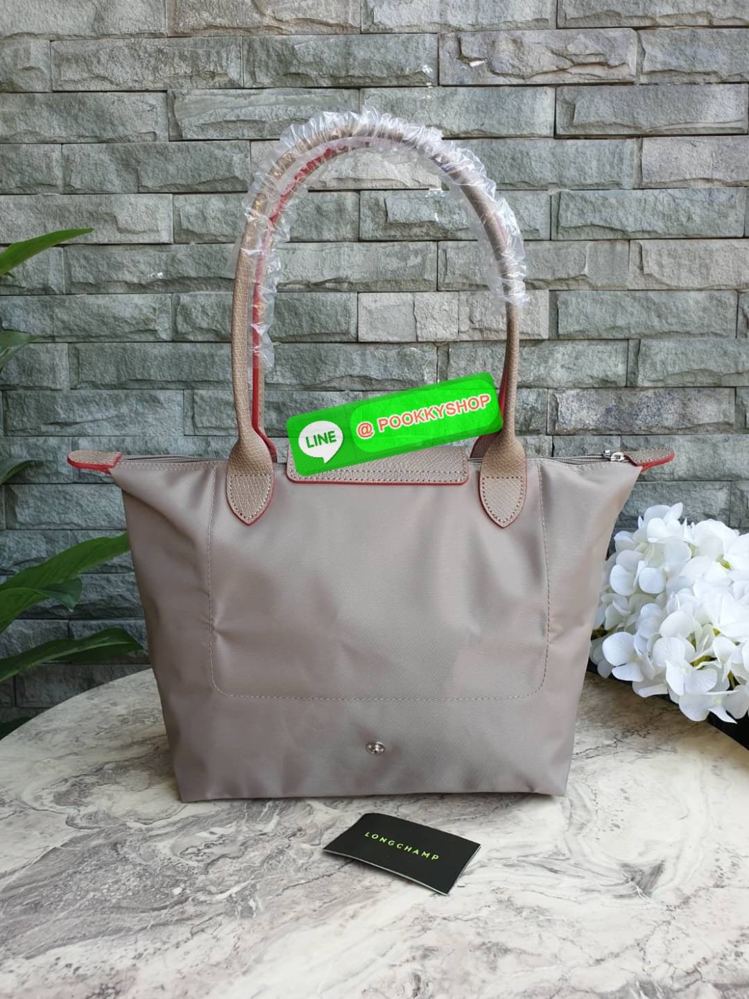 Longchamp Le Pliage Club Tote Bag Size S หูยาว วัสดุเนื้อผ้า Nylon Canvas เคลือบกันนำ้ ตัดด้วยหนังแท้ที่มีน้ำหนักเบา ดีไซน์เรียบง่ายแต่เต็มไปด้วยความคลาสสิก จนเป็นที่ชื่นชอบไปทั่วโลก Longchamp ปรับโฉม LE PLIAGE ด้วยการปักลายรูปม้า-ตราสัญลักษณ์ของแบรนด์บนผ