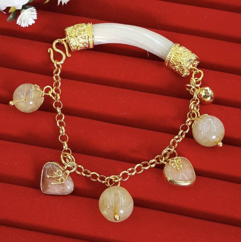 New Arrival !!!!!! สร้อยข้อมือหางช้าง ประดับหินมงคลงานทอง 5 ไมครอน ความหมายของหยกคือ อุดมสมบูรณ์ ร่ำรวย ใส่แล้วดีมากๆค่ะ งานทอง 5 ไมครอน งานเหมือนทองแท้ สีไม่หลอกตา
