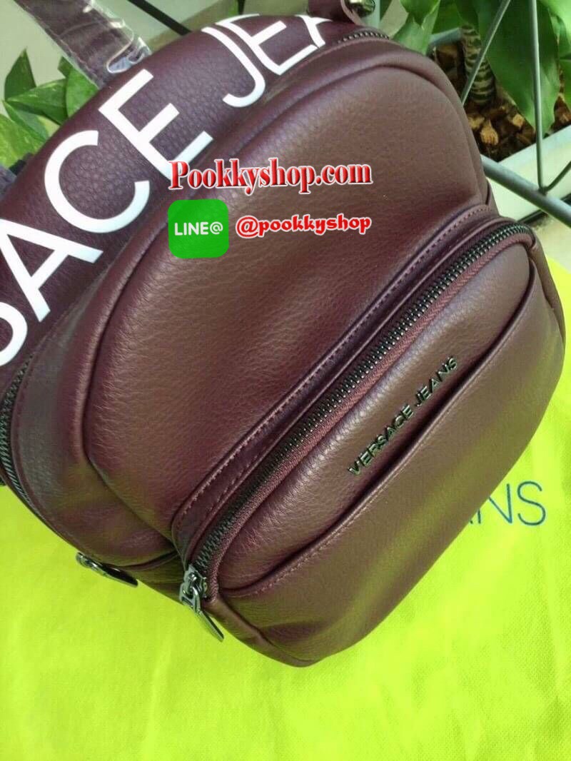 VERSACE JEANS BACKPACK BAG (VJ) กระเป๋าสะพายเป้จากแบรนด์ดัง วัสดุ PU คุณภาพดี นิ่ม ด้านในโล่งกว้าง มีช่องซิปหนึ่งช่อง ช่องเล็กใส่ของแยกเป็นสัดส่วน ด้านหน้ามีช่องซิปและช่องใส่มือถืออีกหนึ่งช่อง ซับในลายแบรนด์ รุ่นนี้สามารถสะพายได้ถึง2แบบ ราคาสุดคุ้มค่ะห้าม
