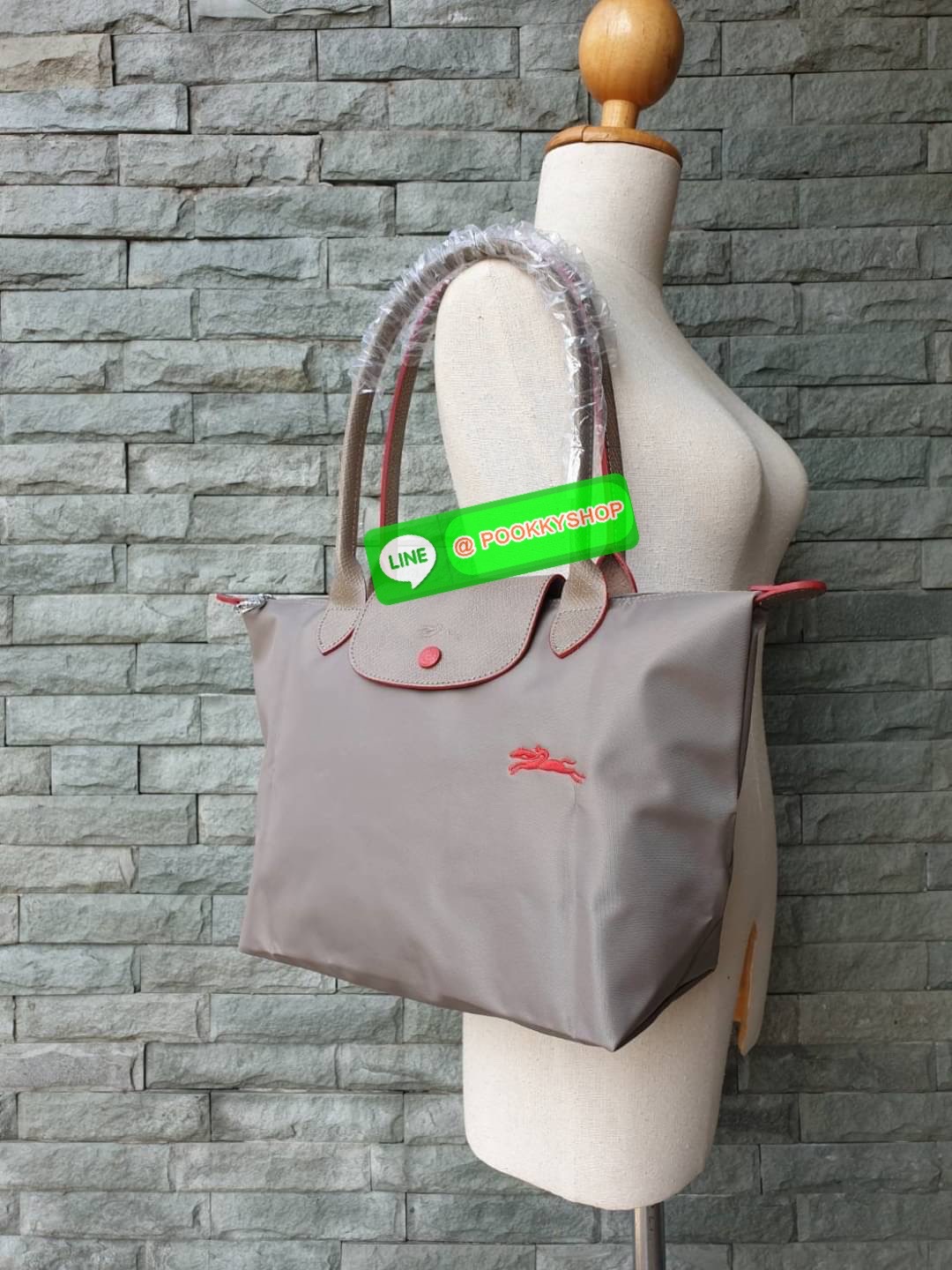 Longchamp Le Pliage Club Tote Bag Size S หูยาว วัสดุเนื้อผ้า Nylon Canvas เคลือบกันนำ้ ตัดด้วยหนังแท้ที่มีน้ำหนักเบา ดีไซน์เรียบง่ายแต่เต็มไปด้วยความคลาสสิก จนเป็นที่ชื่นชอบไปทั่วโลก Longchamp ปรับโฉม LE PLIAGE ด้วยการปักลายรูปม้า-ตราสัญลักษณ์ของแบรนด์บนผ