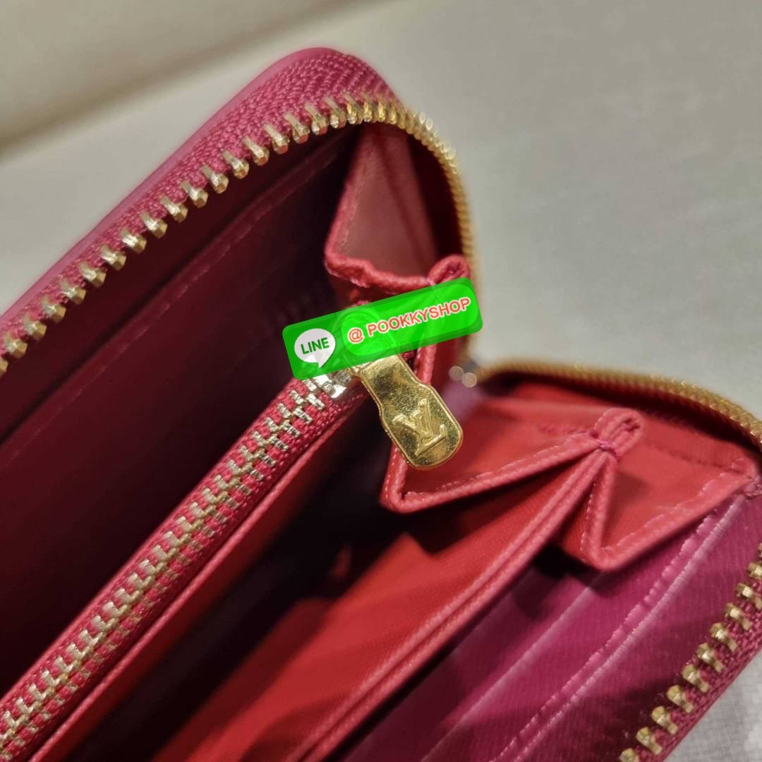 NEW IN!! LV long zip wallet with gwp กระเป๋าสตางค์พรีเมี่ยมกิ๊ฟ ดีไซน์ล่าสุด หนังแก้ววิบวับ หรูหรามาก ใบยาวขนาดกำลังเหมาะมือ ถือแล้วขับผิว ถือออกงานก็คือเลิศ วัสดุหนังแก้วเคลือบผิวกลิตเตอร์ เล่นกับแสงสวยมาก เปิด-ปิดด้วยซิปรอบ ภายในมีช่องใส่บัตรเยอะมาก มีช