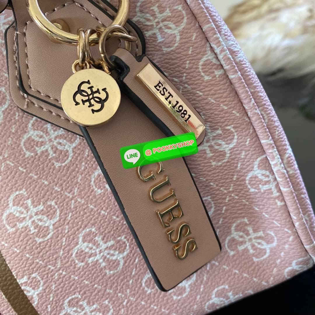 GUESS JENSEN BOX SATCHEL กระเป๋าทรงหมอน ประดับพวงกุญแจโลโก้แบรนด์ด้านหน้ากระเป๋า มีหมุดรองฐานตั้งอยู่ทรง มาพร้อมกับสายสะพายยาวปรับระดับได้ ภายในซับในตราแบรนด์อย่างดี รุ่นนี้สวยงามมากค่ะ สินค้าถ่ายจากงานจริง ใครได้ไปรับรองไม่ผิดหวัง❤️