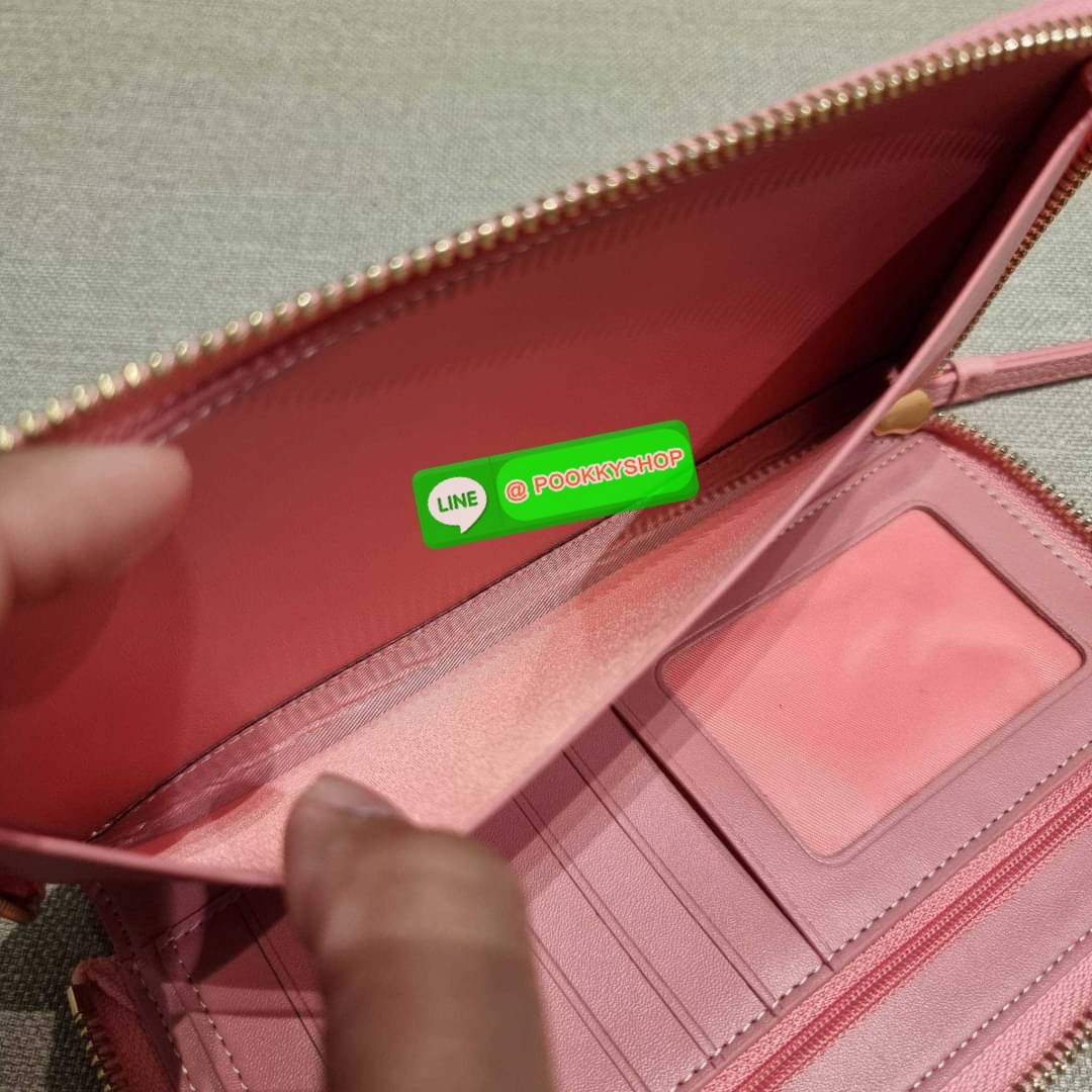 COACH C9073 DEMPSEY LARGE PHONE WALLET IN SIGNATURE JACQUARD WITH STRIPE AND COACH PATCH พร้อมเสิร์ฟความเลิศหรู กับคอลใหม่ล่าสุด กระเป๋าสตางค์ใบยาวกึ่งคล้องมือ สีสุดละมุน ถือใช้คือขับผิวสุด!! วัสดุผ้า jacquard สลับหนัง pepble มาพร้อมสายคล้องมือในตัว กันหล