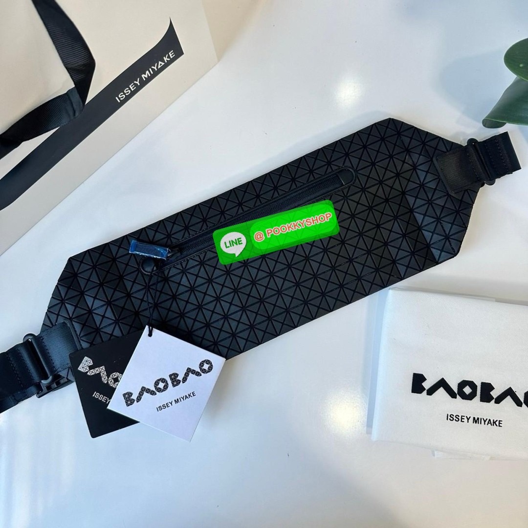 BaoBao Issey Miyake baton belt bag 🔖กระเป๋าคาดเอว/คาดอก เอกลักษณ์โดดเด่นตลอดทั้งใบ สุดเทห์ น้ำหนักเบาพกพาสะดวก 🔖วัสดุ: โพลียูรีเทนผสมหนัง 🔖เปิด-ปิดแบบซิปบน และมีช่องซิปด้านหน้า ภายในมีช่องแยกสัดส่วน 2 ช่อง ซับในผ้าไนลอน 🔖สา