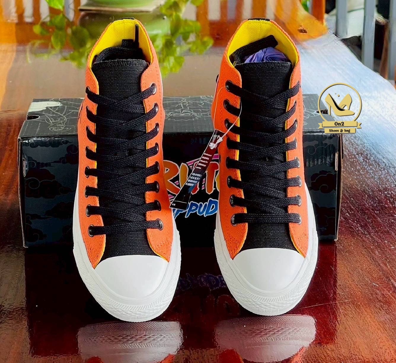 รองเท้าคอลแลบระหว่าง Converse กับแอนิเมะ Naruto Shippuden ซึ่งออกแบบมาโดยเฉพาะ โดยแต่ละรุ่นจะได้แรงบันดาลใจจากตัวละครต่าง ๆ เช่น Naruto, Sasuke, Gaara ฯลฯ ที่ถูกถ่ายทอดผ่านสีสันและลวดลายบนรองเท้าอย่างชัดเจน ถ้าคุณเป็นแฟนของ Naruto และอยากได้รองเท้าที่สวย