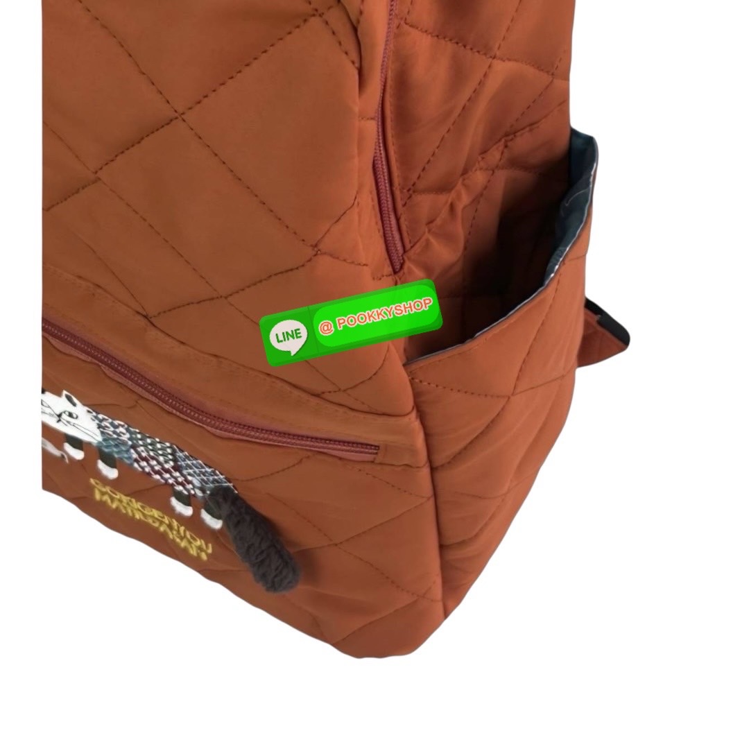 “ New Collection” 2025 Backpack Polyester Cat กระเป๋าควิลท์ใบนี้มีน้ำหนักเบา ใช้งานได้จริง และกันน้ำและคราบสกปรก โดดเด่นด้วยลายปักอันประณีตอันเป็นเอกลักษณ์ของ Matilda บนผ้าควิลท์เนื้อนุ่ม กระเป๋าใบนี้มาพร้อมเทปโลโก้และหูหิ้วพาราคอร์ดเพื่อรูปลักษณ์ที่โดดเด