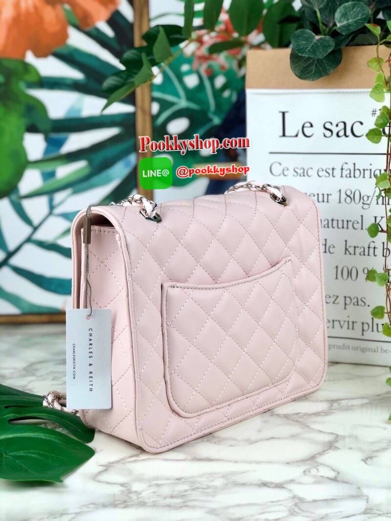 Charles & Keith Quilted Push Lock Bag กระเป๋าสะพายข้างวางอยู่ทรง ตัวกระเป๋าเป็นหนังผิวสัมผัสนุ่มมือ เดินลายตารางทั่วทั้งใบ ด้านหลังมีช่องพ็อกเก็ตใส่ของได้เล็กน้อย ด้านหน้าเปิดปิดแบบตัวล็อก ด้านในจุจุของได้เยอะ สามารถใส่ iPad mini ได้ สายสะพายจะทำเป็นสายคู