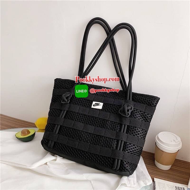 Brand : Nike Detail : กระเป๋าสะพายข้างสุดชิค เก๋ไก๋ด้วยลายที่โดดเด่นของ Nike ภายในกว้าง ใส่ของได้จำนวนมาก มีทั้งช่องซิป ช่องใส่ของเล็กๆ น้อยๆ กระเป๋าระบายได้ดีมาก สามารถใส่เสื้อผ้าไปออกกำลังกายได้เลย ราคาแบบนี้ใครยังไม่มีต้องเก็บไว้สักใบแล้วนะคะ กระเป๋าน้