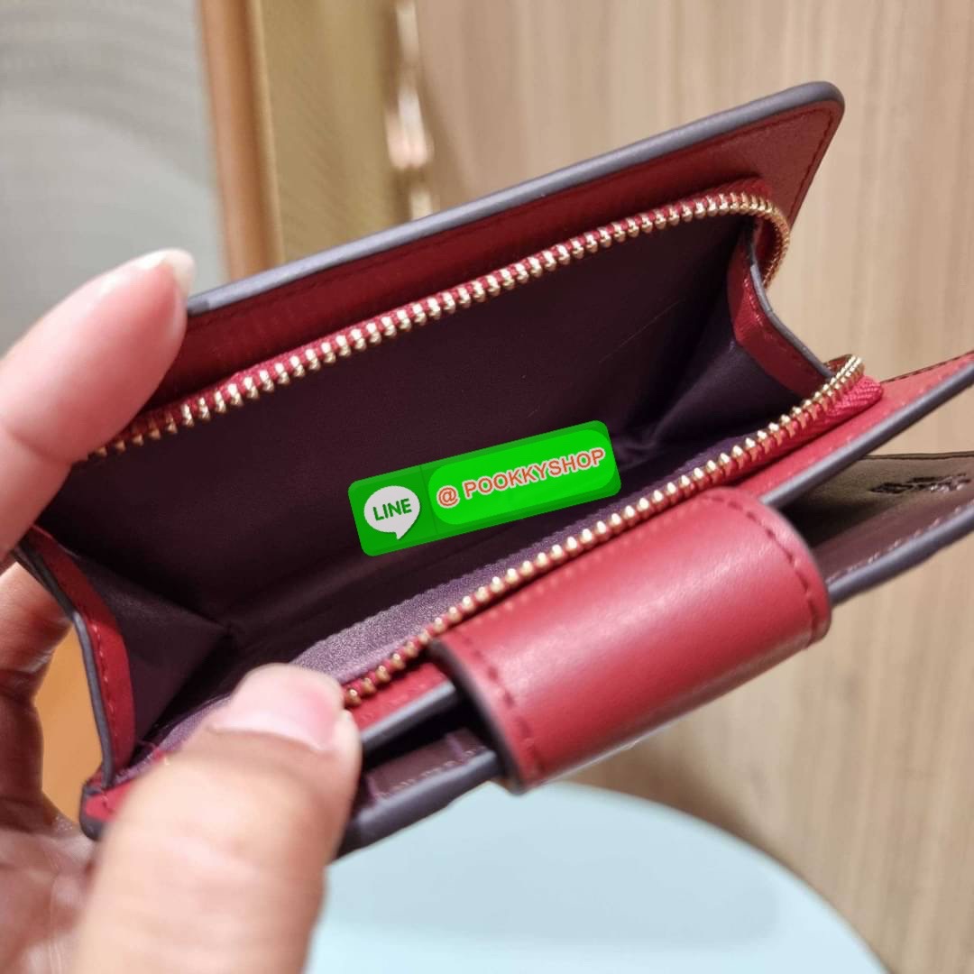 COACH C5896 MEDIUM CORNER ZIP WALLET IN SIGNATURE LEATHER คอลเลคชั่นใหม่งานหรู งานดูแพง จัดให้เลย!! กระเป๋าสตางค์ใบกลาง ดีไซน์ใหม่ สุดหรู แค่เห็นก็ต้องเลิฟ ถือใช้ขับผิวทุกสี วัสดุหนังแท้ปั๊มลายนูนสวยคม ภายในมีช่องใส่บัตร ใส่ธนบัตรได้ครบ และมีช่องซิปแยก ใบ