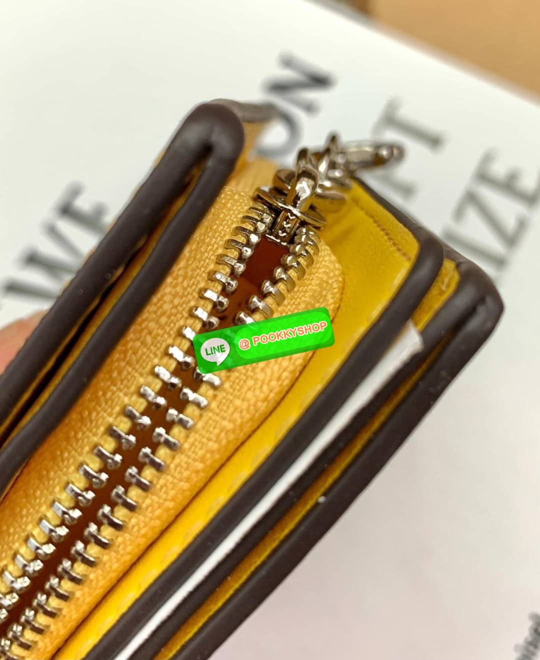 COACH SNAP WALLET ((8704//6941)) 🌍พร้อมส่ง ห้ามพลาด ก่อนหมดค่ะ! ✔️กระเป๋าเงินใบสั้น หนังแท้ แต่ละสีปริ้นลายได้สวยงาม แตกต่างกันไปค่ะ ✔️เปิด-ปิดกระเป๋าแบบกระดุม ภายในมีช่องใส่ธนบัตรตามยาว และช่องเสียบบัตร5ช่อง//มีช่องซิปแยกฝั่งห้อยด้ว