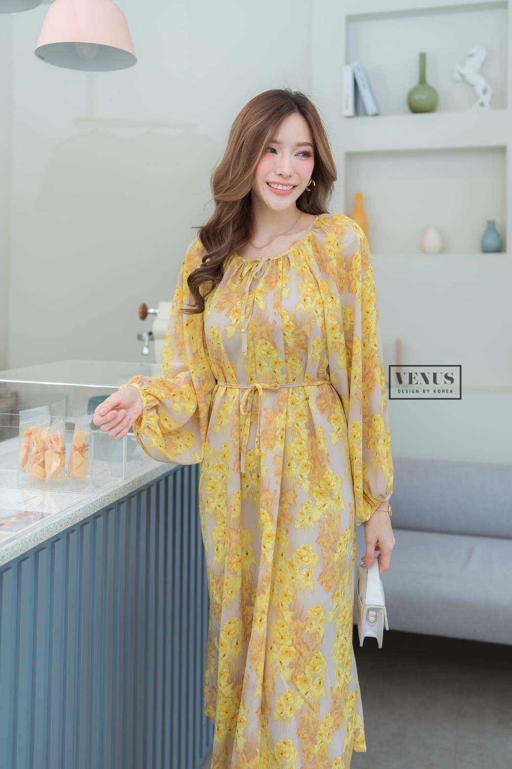 I'm Lady By Venus Flora MaxiDress แม๊กซี่เดรสแต่งแขนพอง ทรงปล่อยพิมพ์ลายดอกไม้ งานสวยน่ารักมากๆคะ ใส่สบายสุดๆคะ มาพร้อมกับสายผูกเอวเข้าชุดกันคะ แม๊ทกับรองเท้าผ้าใบก็น่ารักคะ