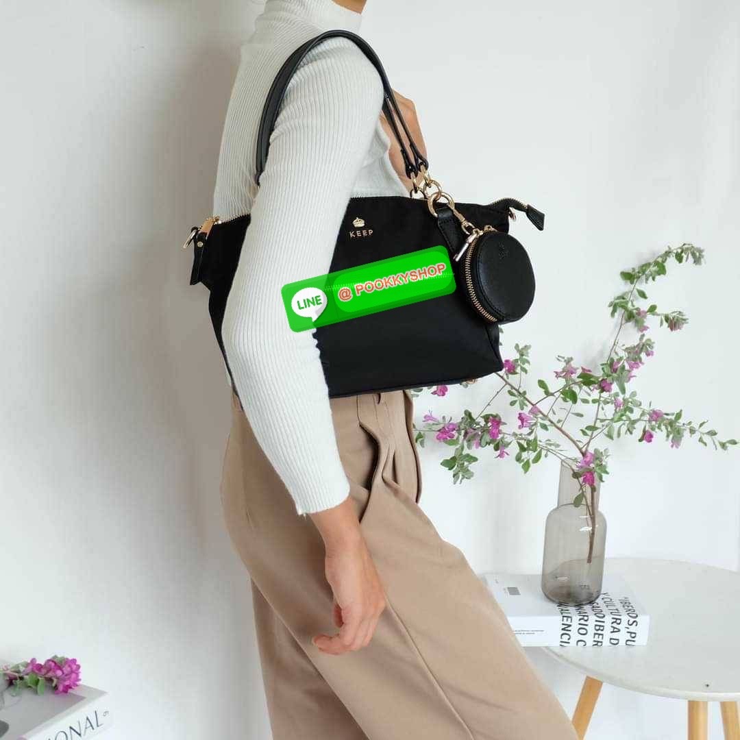 รุ่น KANNY with zipper รุ่นนี้พัฒนาต่อยอดมาจากรุ่น KANNY คอลเลคชั่นเดิมที่เป็นหนึ่งรุ่นที่ขายดีของทางแบรนด์เพราะเป็นกระเป๋าที่ฟังชั่นตอบโจทย์การใช้งานมากที่สุด 📍ตัวกระเป๋าน้ำหนักเบามาก 📍ทำจากไนล่อนนาโนกันน้ำ 📍ทำช่องแบ่งเก็บด้านใน ใ