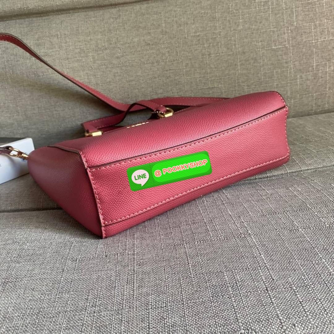 Coach Alice Satchel In Signature Canvas ( coach ca224) กระเป๋าสะพายข้าง ดีไซต์จากแบรนด์เรียบหรู สะพายได้ทุกโอกาส วัสดุหนังแท้ หูจับและสายหนังแท้ เปิดปิดด้วยซิป ภายในกระเป๋าช่องโล่ง ใส่ของได้เยอะ มีช่องเล็ก 1 ช่อง ซับในผ้า มีฐานรอง สายถอดได้ สามารถสะพายไหล