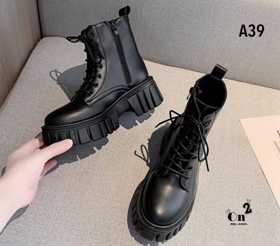 ลุคสนามบินออกบ้านทั้งทีรองเท้าต้องไม่ธรรมดาคร่า บูทเที่ยวเขา แค้มป์ปิ้งเดินป่า เช็คอินรีสอท หรือคาแฟ่สวยๆฟิวเมืองนอกเกร๋ๆ ถ่ายรูปสวยมากกและที่สำคัญบูทคู่นี้สวยแมทช์กับชุดได้ง่ายมากๆค่ะ