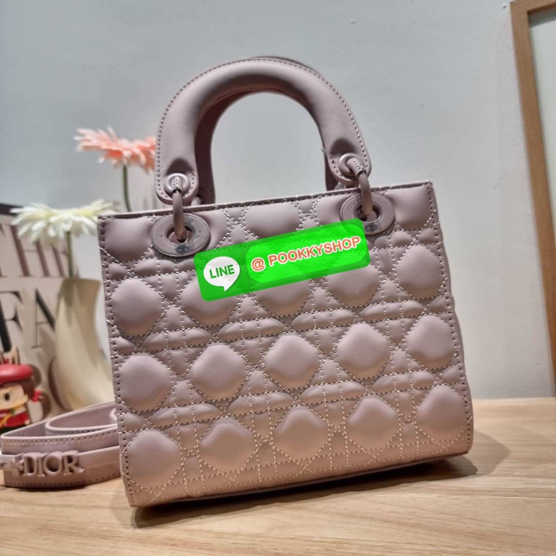 NEW ARRIVAL!! CD LADY ULTRAMATTE BAG กระเป๋าสะพายข้างพรีเมี่ยมกิ๊ฟสุดฮอต ดีไซน์เรียบง่าย แต่แฝงไปด้วยความหรูหรา ทรงกล่องคลาสสิค โดดเด่นด้วยพวงกุญแจอะไหล่สีเดียวกับตัวกระเป๋า วัสดุหนังแท้ผิวแมทท์ ลายเส้นซ้อนทับสวยงาม มีรูปแบบ หูจับในตัวและสายครอสบอดี้สุดเล