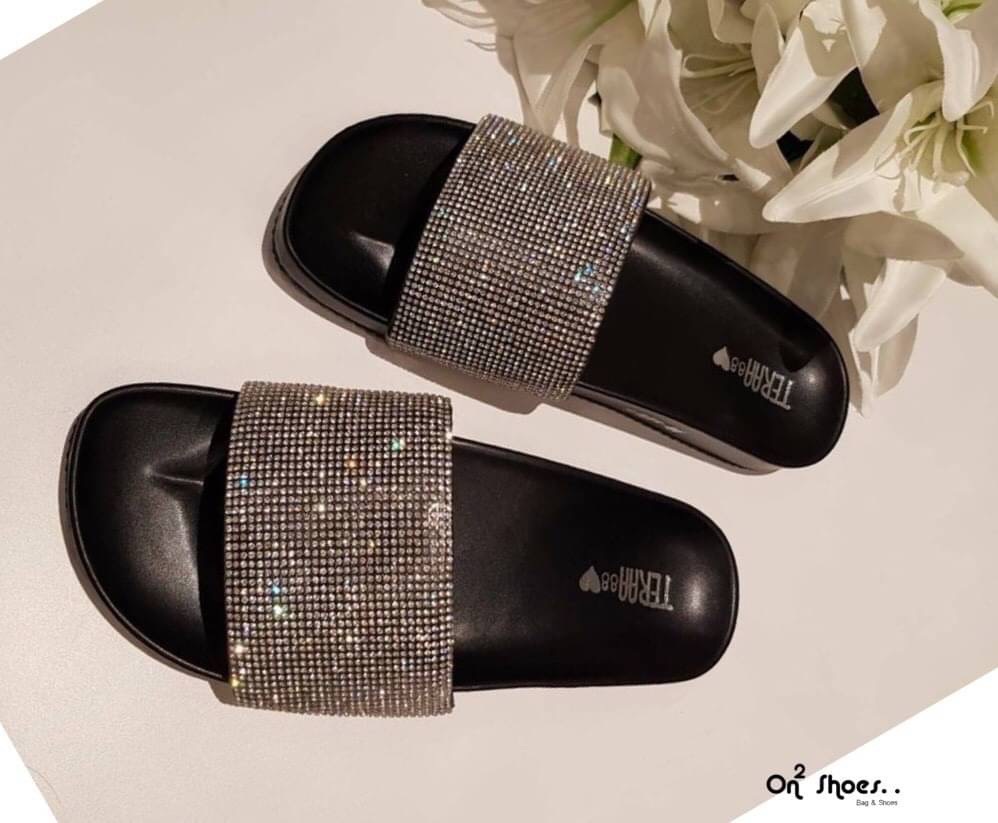 New in....รองเท้าแตะสวมประดับเพชรสไตล์แบรนด์ เพชรวิบวับสวยวิ้ง ตัดสีพื้นเรียบหรู งานใส่สบาย เสริมพื้นซัพพรอตเท้าได้ดีมากค่ะ