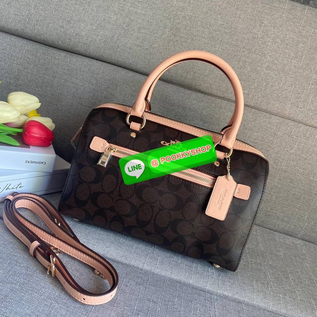 COACH ROWAN SATCHEL IN SIGNATURE CANVAS (COACH F83607) เป็นอีกรุ่นมาแรงสุดๆ ร้อนแรงไม่เบา โดดเด่นอย่างลงตัวกับรุ่นนี้ หมอน 10" รุ่นมีช่องซิปด้านหน้า สามารถแยกเก็บของสำคัญๆได้อย่างเป็นสัดส่วน สำหรับใครที่ชอบกระเป๋าที่จุของได้เยอะๆ รุ่นนี้ตอบโจทย์ได้เล