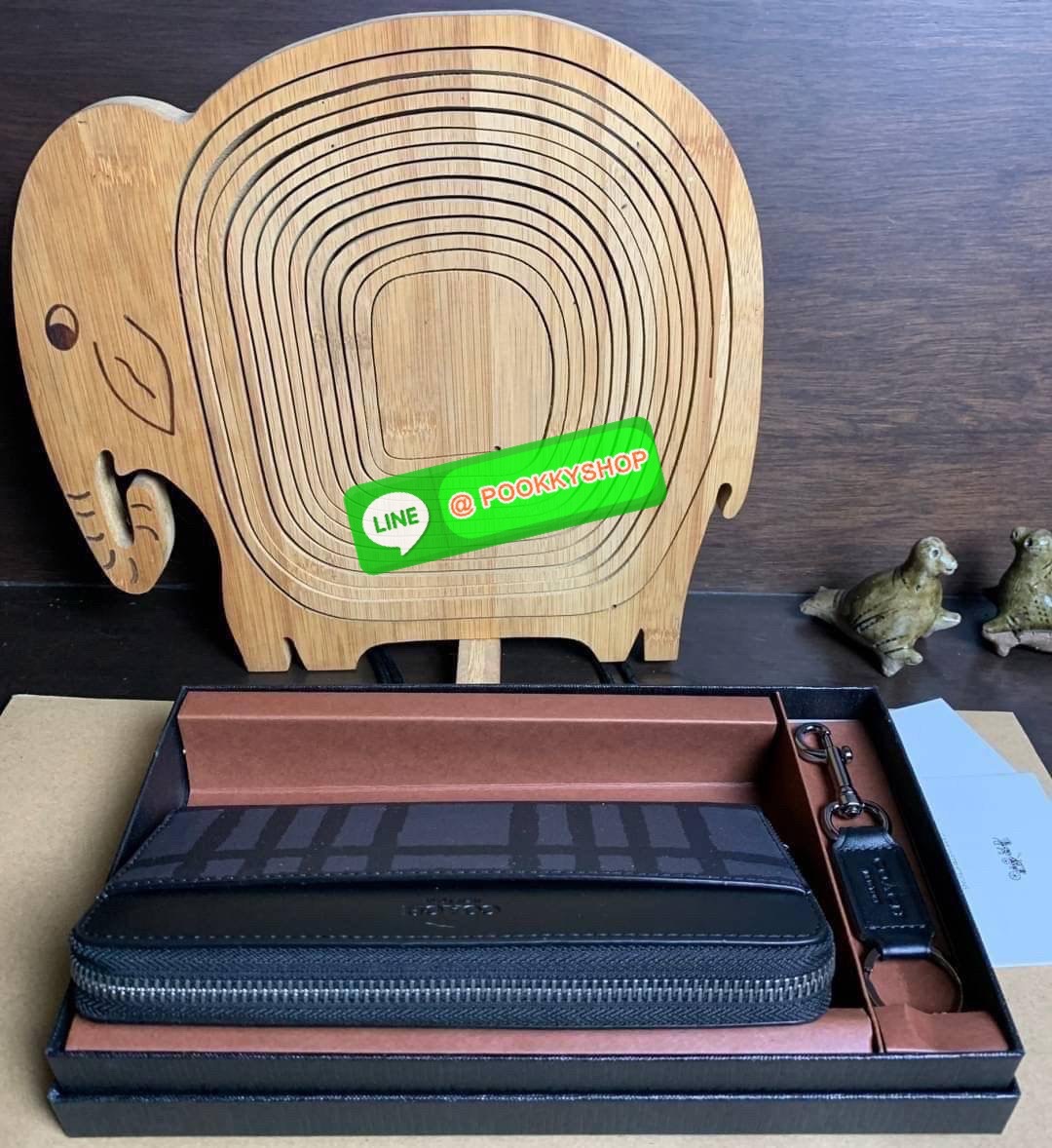 COACH ACCORDION ZIP WALLET IN SIGNATURE CANVAS กระเป๋าสตางค์ใบยาว ซิปรอบ ใช้งานง่าย ด้วยฟังค์ชั้น ด้านใน ใส่บัตรได้จุใจ มีช่องซิปใส่เหรียญตรงกลาง โดนใจหลายๆคนไปเรียบร้อยและคลาสสิค เรียบหรูดูแพงตลอดกาล ยกให้รุ่นนี้เลย