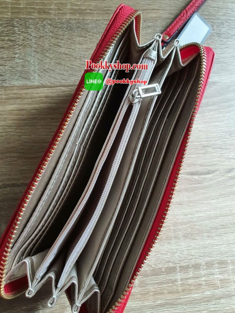 NEW ARRIVAL! GUESS WOMEN'S 2019 LONG WALLET กระเป๋าสตางค์ใบยาวหนังแต่งลายสุดหรู ด้านหน้าประดับโลโก้แบรนด์ เปิดปิดด้วยซิปมาพร้อมสายคล้องมือถอดแยกได้ ด้านหลังมีช่องซิป หัวซิปปั๊มแบรนด์ทุกจุด ภายในมีถึง 4 ช่อง มีช่องใส่ธนบัตรหลายช่อง ช่องซิปกลางและช่องใ