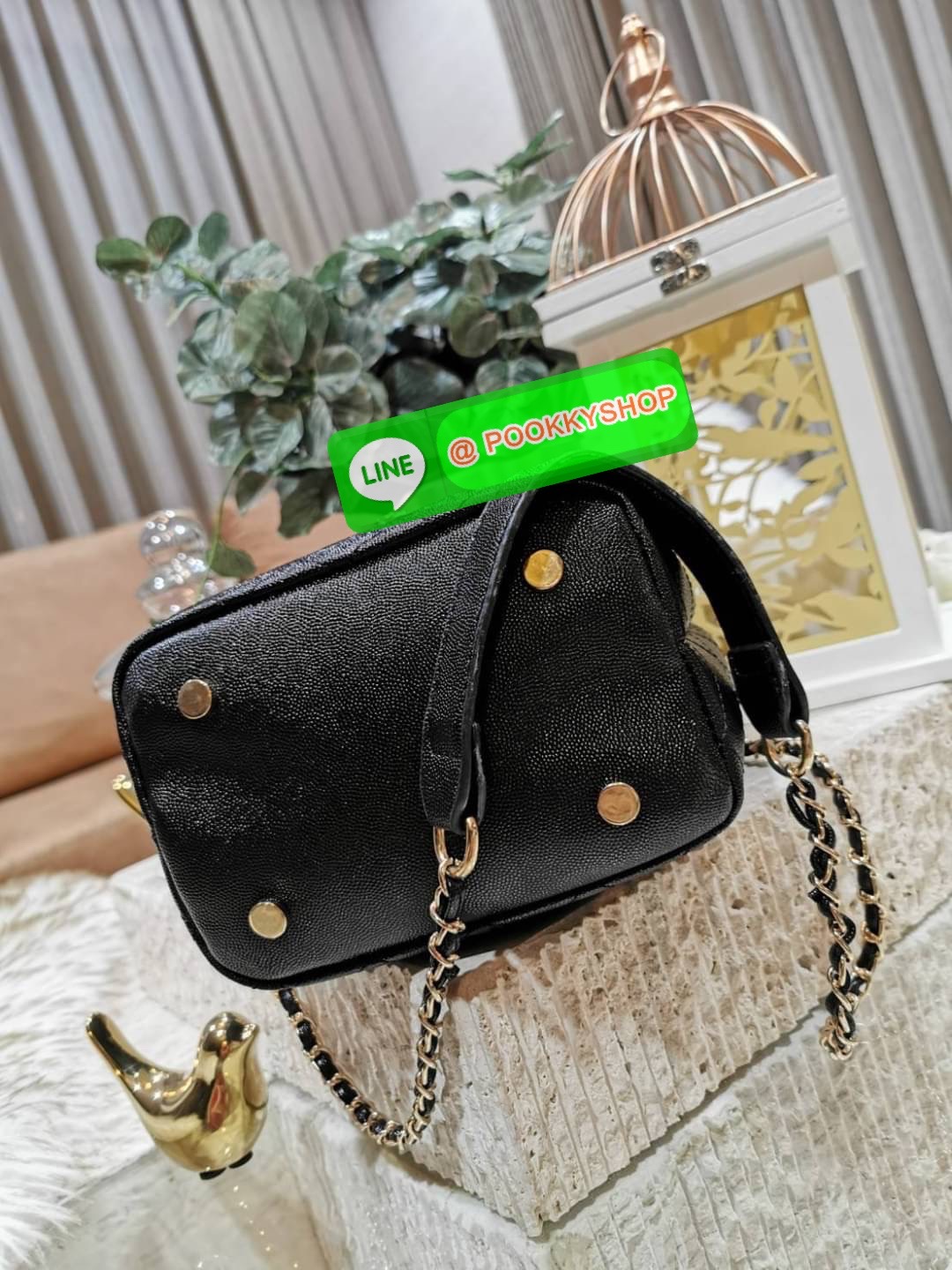 ห้ามพลาด! New! Chanel Bucket Bag With Chain VIP Gift With Purchase (GWP) Limited พรีเมี่ยมกิ๊ฟ Chanel Perfume Counter วัสดุหนังคาเวียร์ลายตารางเปิดปิดแบบ Drawstring และแถบหนังคาดกลางประดับอะไหล่แบรนด์สีทองภายในโล่งกว้างใส่มือถือ iphone ของจุกจิกได้เยอะ มา