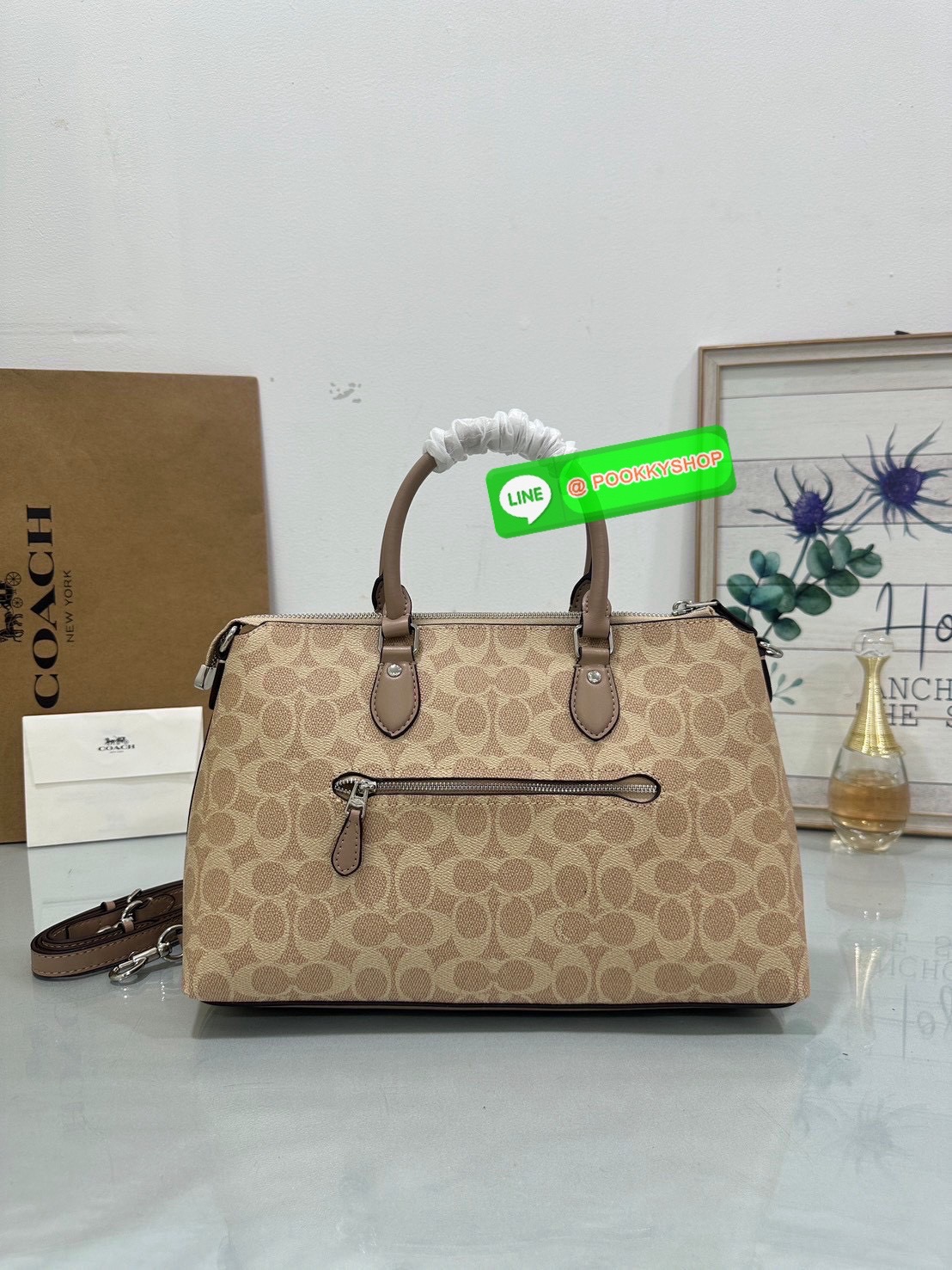Coach CW422 Georgia Satchel Bag In Signature Canvas คลาสสิก เรียบหรู ใช้ได้ทุกโอกาส ใบนี้ไม่มีไม่ได้! Coach CW422 รุ่น Rowan Satchel คลาสสิก สวยหวานแต่ดูแพง ทรงหมอนถือได้ สะพายได้ น้ำหนักเบา ฟังก์ชันครบ ใส่ของได้เยอะ ไม่ต้องคิดนาน! จะออกงาน ทำงาน หรือใช้ท