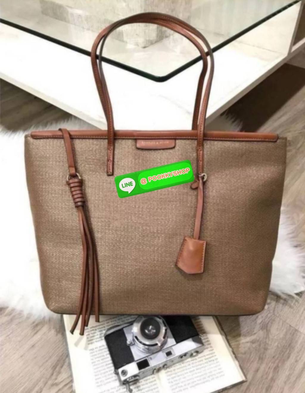 ReStock Best Seller!!! Charles & Keith Black Textured Tote Bag กระเป๋าสะพายทรง Shopping ใบใหญ่จุใจโดดเด่นด้วย Textured สานรอบใบสวยอยู่ทรง น้ำหนักเบา ด้านหน้ามีโลโก้พร้อมTAG พวงกุญแจห้อยที่หูหิ้ว เปิดปิดด้วยซิปพู่หนังสายยาว ภายในกว้างและจุ มีช่องใส่ของและช