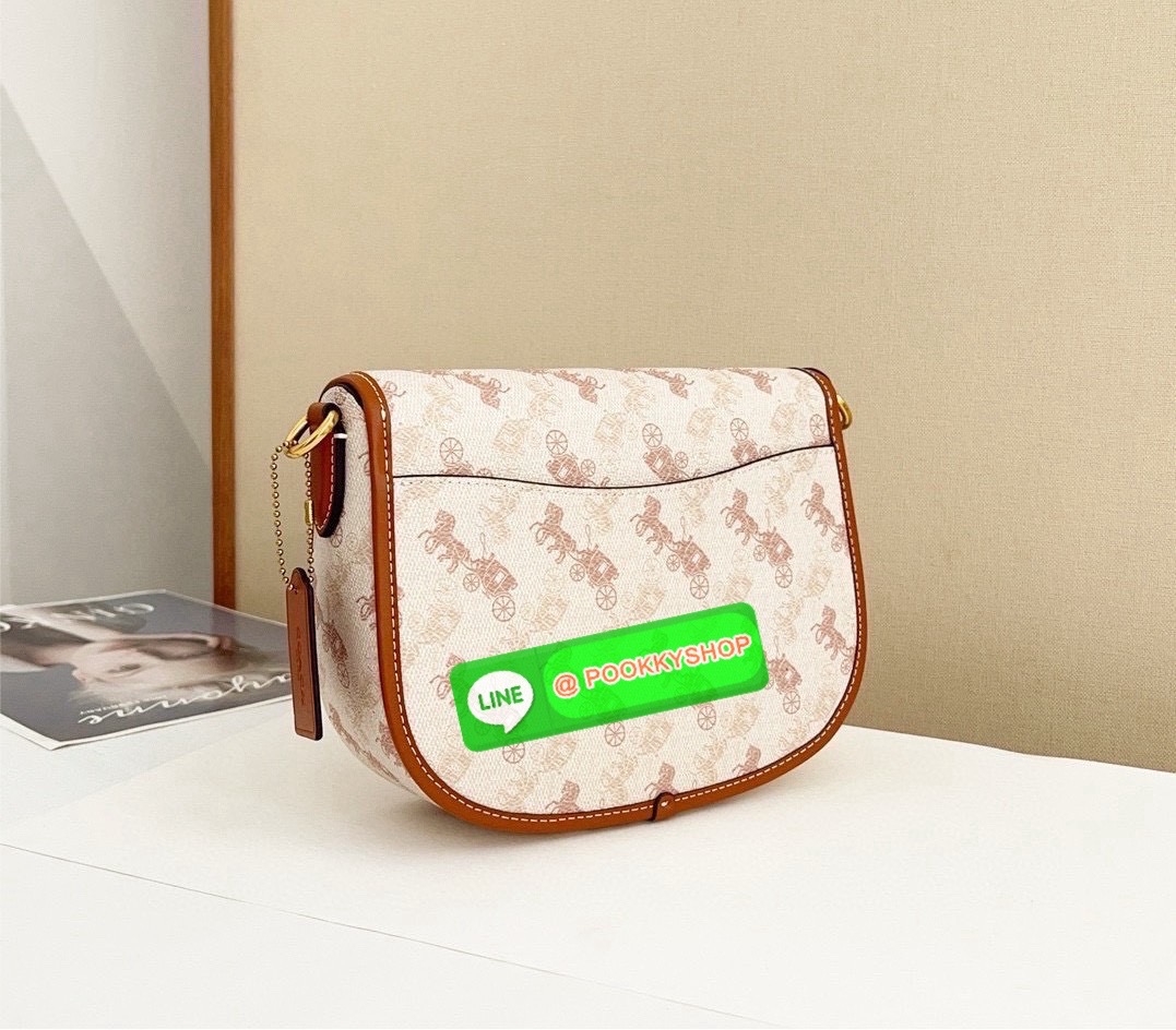 “Elegance in motion.” Coach CR512 Harley Crossbody – กระเป๋าสะพายข้างที่ผสานความหรูหราและความคลาสสิกได้อย่างลงตัว วัสดุคุณภาพเยี่ยม ผสมผสานระหว่างผ้าแคนวาสเคลือบลายซิกเนเจอร์และหนังเรียบ ลาย Horse and Carriage ที่ด้านหน้า เพิ่มความน่ารักและโดดเด่น เหมาะสำ