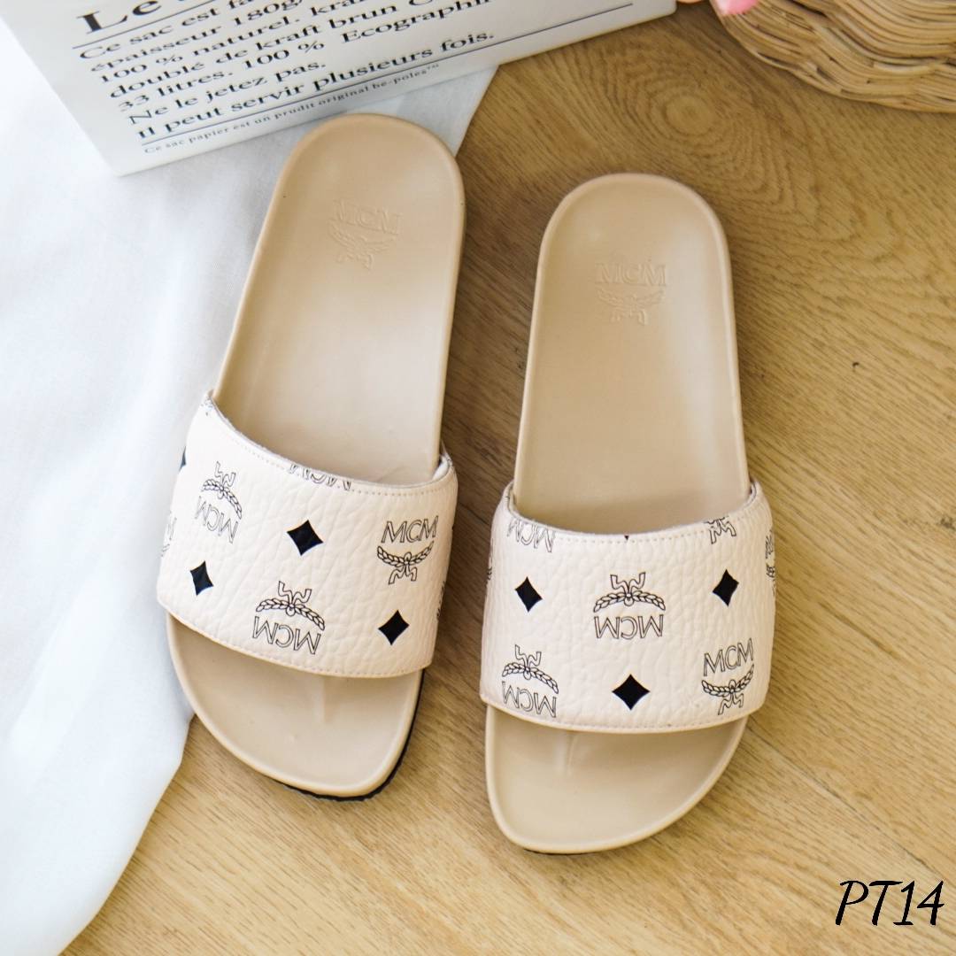 พร้อมส่ง งาน m cm สวยมาก พื้นรองเท้าเพื่อสุขภาพ รองรับน้ำหนักได้ดี ตัวสวมทำจากหนังPuแท้ นิ่ม สกรีน ลายชัดๆ ด้านในเสริมนวมนิ่ม ซับกำมะหยี่อีกชั้น พื้นมีกันลื่นในตัว ราคาเบาๆ คุณภาพ คุ้มมากๆ ใส่สวยมาก สาวหน้าเท้ากว้าง ใส่ได้ค๊า