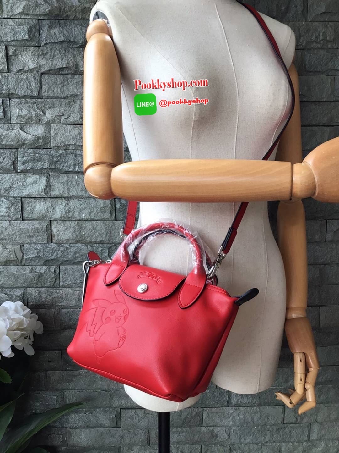 🚚 พร้อมส่ง 🚚 LONGCHAMP X POKE’MON TOP HANDLE BAG XS ขนาด มินิ รุ่น 1500 Collection LE PLIAGE CUIR Fall/ Winter เรียบหรูอย่างฝรั่งเศสกับความน่ารักคาวาอิแบบญี่ปุ่นมาผสม ซึ่งจะเป็นการนำเอาลวดลายพิคาชูมารังสรรค์ลงในกระเป๋าสุดคลาสสิกของแบรนด์ ก