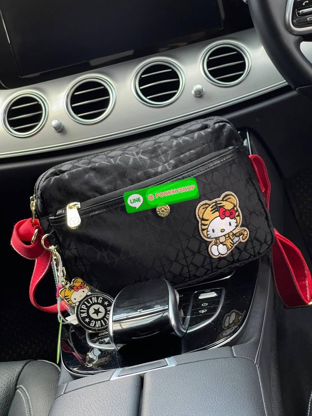 Kipling ABANU M Crossbody By Tiger Kitty Cat คอลเลคชั่นสะพายข้างแบบใช้งาน3ซิป วาดสีสันและลวดลายลงบนกระเป๋าเป็นคอลเลคชั่นสุดลิมิเตทพร้อมพวงกุญแจที่ออกแบบมาเฉพาะคอลเลคชั่นนี้ ขนาดกำลังดี ใช้งานง่าย จัดของได้เป็นระเบียบครบครัน แล้วเลือกใช้งานตามแบบของคุณไม่ว