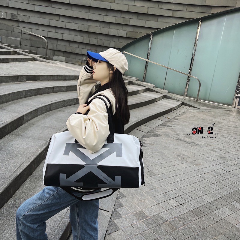 กระเป๋าเดินทาง แบรนด์ off white วัสดุตัวกระเป๋าทำจากผ้าเคลือบกันน้ำ 💯(%) อะหลั่ยสีเงิน สายกระเป๋าทำจากผ้าทอสีตามรูป