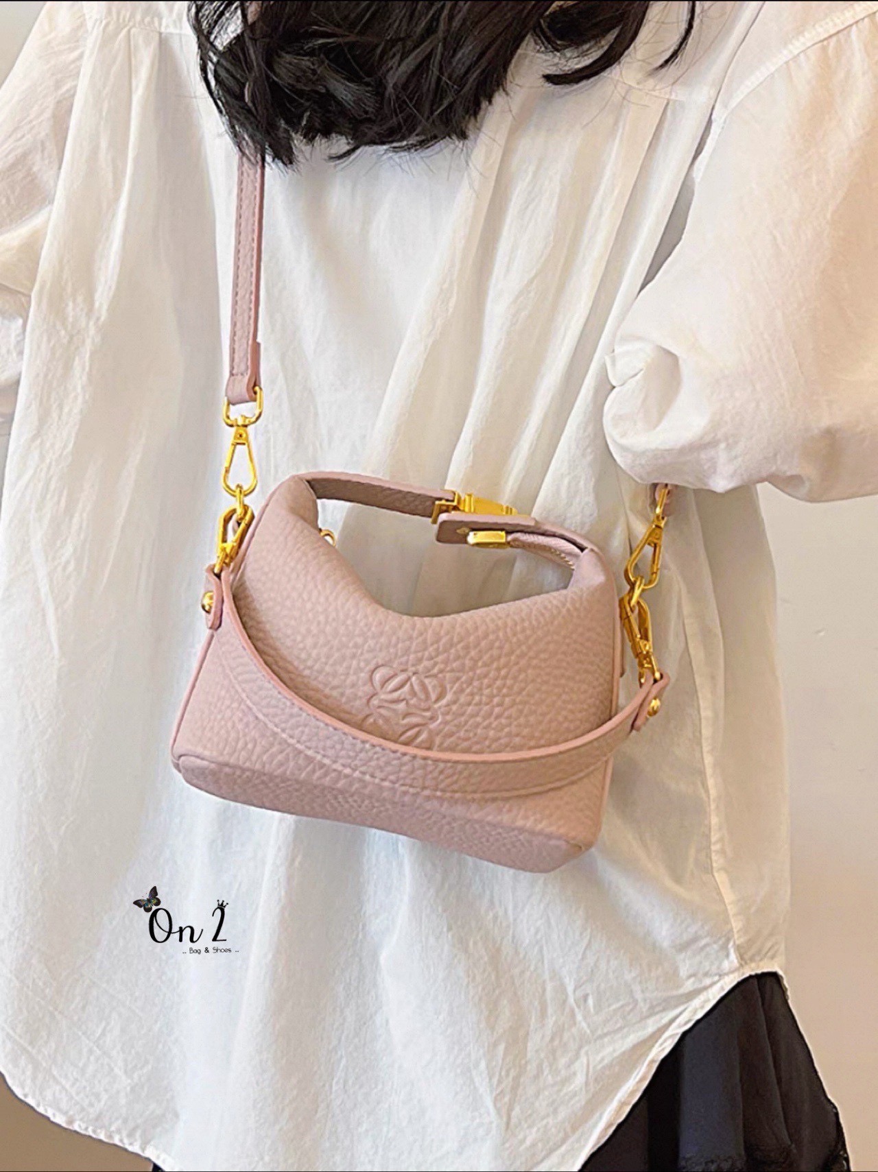 กระเป๋าหนังแฟชั่นทรงสุดฮิต ดีไซน์เรียบหรูแต่ดูเก๋มาก ✨ หนังเท็กซ์เจอร์นิ่ม สวยหรู จับถนัดมือ หัวล็อกโลหะสีทอง ตัดกับตัวกระเป๋า เพิ่มความหรูหรามีระดับ ใส่มือถือ เงิน และของใช้จุกจิกได้ครบ มีสายสะพายปรับได้ จะถือ / สะพายข้าง / crossbody ก็ได้หมด ดีไซ