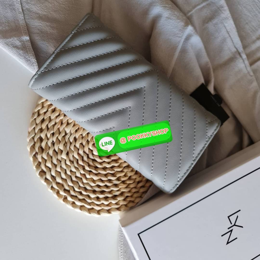 กระเป๋าสตางค์ Lyn ใบยาวแบบฝาพับ รุ่นนี้มองแล้วละมุนมากค่ะ ใบยาวขนาดกำลังดี โทนสีดูอบอุ่นด้วย ใส่บัตรใส่แบงค์ใส่เหรียญ ได้ครบ ใครกำลังเล็งหาของขวัญของฝาก หรือมองหากระเป๋าใบใหม่ แนะนำเลยจ้า