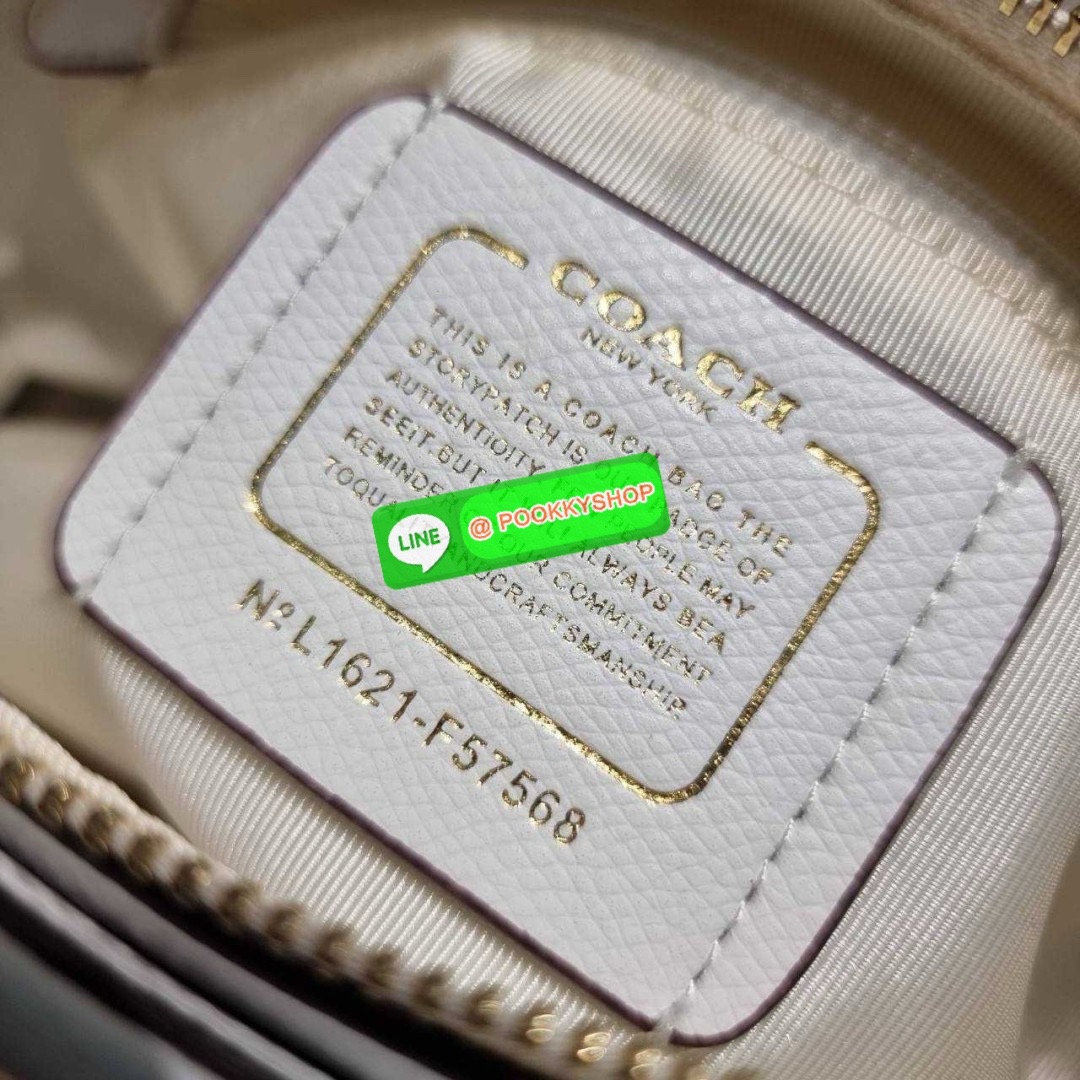 กระเป๋าถือ/สะพายรุ่นยอดนิยม ดีไซน์คงความคลาสสิค แฝงความหรูด้วยอะไหล่สีทอง หูจับในตัวสะดวกใช้งาน ปากกระเป๋ามีซิปปิดกันหล่นแน่นหนา ใต้กระเป๋ายังมีหมุดรองถนอมกระเป๋าอีกด้วย มีสายสะพายข้างให้ ถอดออกได้ ปรับได้ตามต้องการ ภายในโล่งกว้าง มีทั้งช่องซิปและช่องย่อย