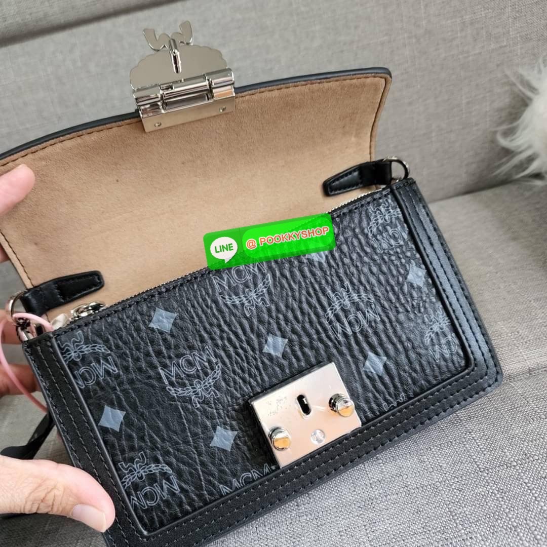 MCM Gretl Cossbody in visetos กระเป๋า Gretl กระทัดรัด ไอเทมใหม่ สุดฮิต ที่สาวๆต้องมีคะ วัสดุหนังแคนวาส ตัดหนังแท้ มาพร้อมสายสะพายโซ่อะไหล่สลับหนัง ข้างช่องโล่งสามารถใส่มือถือ iPhone Pro max ได้เหมาะสำหรับสะพายเที่ยวชิวๆในวันหยุดพักสบายๆ สีน้ำตาลคอนยัคทีแม