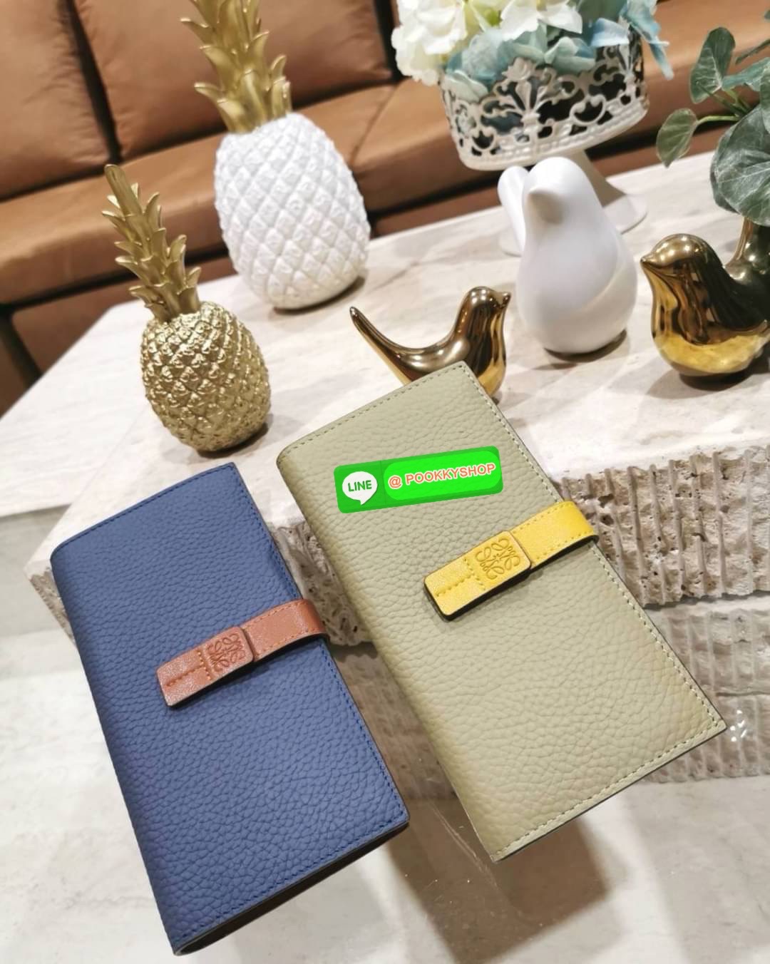 ✴️Don't Miss!✴️NEW! LOEWE LONG WALLET BAG VIP GIFT WITH PURCHASE-GWP กระเป๋าพรีเมี่ยมกิ๊ฟ Limited จาก LOEWE DUTYFREE COUNTER วัสดุหนังแท้เทคเจอร์สวยอยู่ทรงปั้มโลโก้แบรนด์ด้านหน้าเปิดปิดด้วยกระดุม ภายในมีช่องใส่ธนบัตรหลายช่อง ช่องหลักสาม