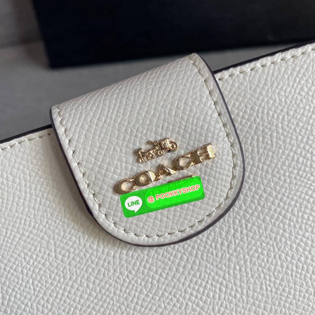 COACH 6390 MEDIUM CORNER ZIP WALLET กระเป๋าสตางค์ใบกลาง สีพื้นเรียบหรู วัสดุcrossgrain ภายในมีช่องใส่บัตรและธนบัตรได้ทุกชนิด มีช่องซิปใส่เหรียญ ขนาดกะทัดรัดพกพาง่าย คนชอบจัดระเบียบกระเป๋าสตางค์แนะนำเลยจ้า