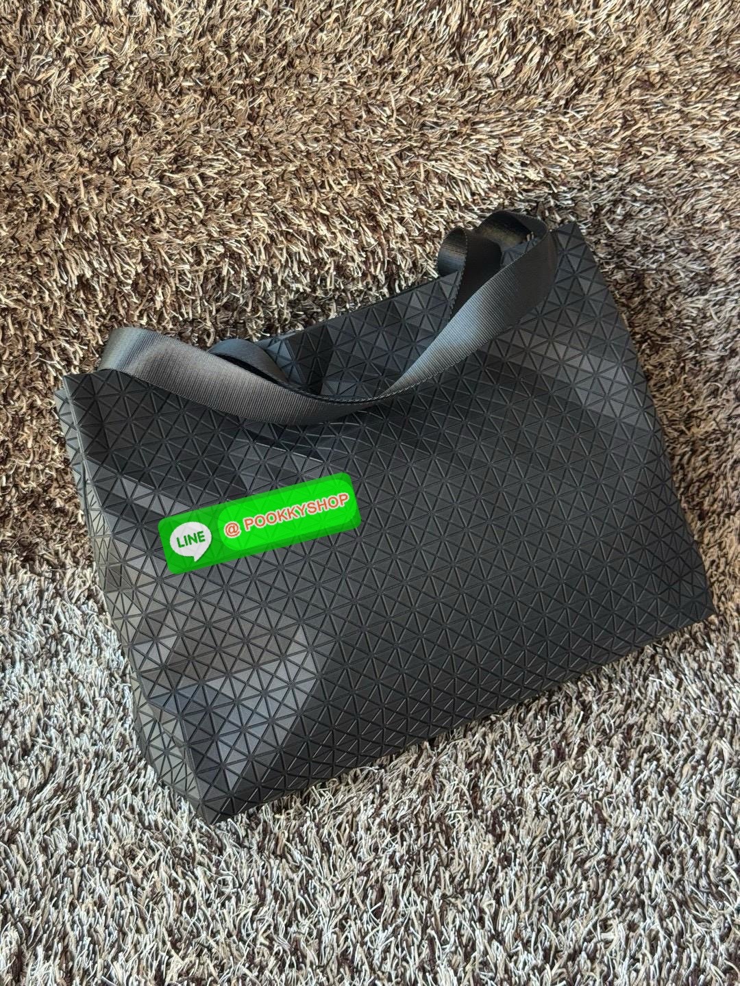 Baobao Issey Miyake Cart geometric L tote bag รูปทรงที่สร้างขึ้นโดยบังเอิญ' เสื้อผ้าที่มีโครงสร้างและได้รับการออกแบบทางวิศวกรรมอันเป็นเอกลักษณ์ของแบรนด์ ส่งต่อไปยังเครื่องประดับที่น่าประทับใจและไร้กาลเวลาเหล่านี้ กระเป๋าโท้ต Cart ประดิษฐ์ขึ้นจากการตั