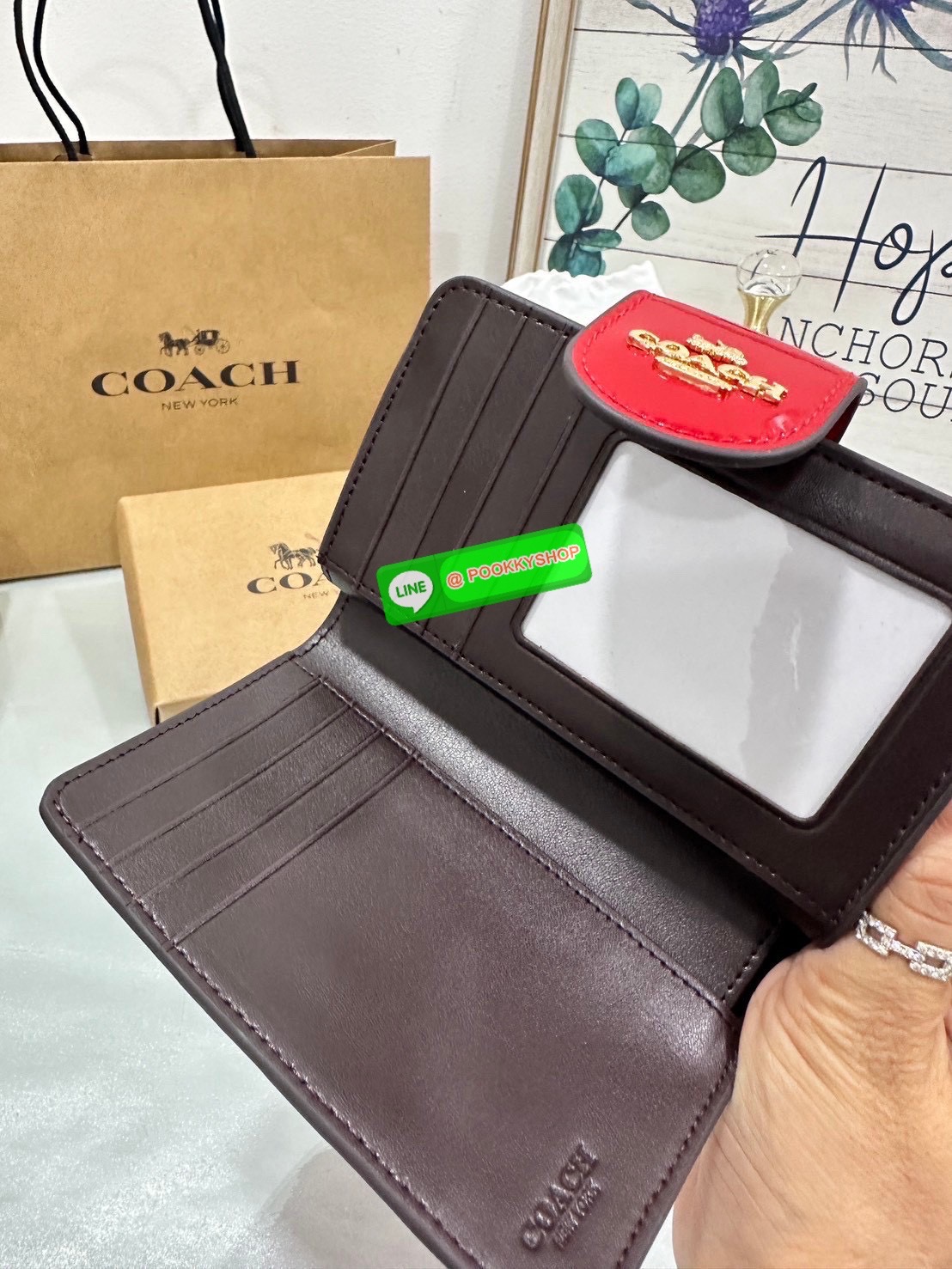 ❤️COACH MEDIUM CORNER ZIP WALLET IN SIGNATURE CANVAS💜 คอลเลคชั่นใหม่งานหรู งานดูแพง จัดให้เลย!! กระเป๋าสตางค์ใบกลาง ดีไซน์ใหม่ สุดหรู แค่เห็นก็ต้องเลิฟ ถือใช้ขับผิวทุกสี วัสดุหนังแท้ปั๊มลายนูนสวยคม ภายในมีช่องใส่บัตร ใส่ธนบัตรได้ครบ และมีช่