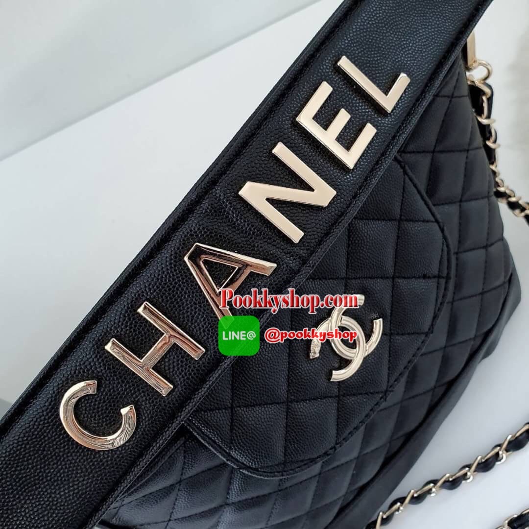 NEW ARRIVAL!! CHANEL VIP GIFT SHOULDER BAG รุ่น Limitedจากงาน VIP GIFT(GWP) ของแท้100% วัสดุหนังคาเวียร์เต็มใบ เปิดปิดด้วยซิปอะไหล่ทอง ด้านในใส่ของได้เยอะ มาพร้อมสายสะพาย2สายแบบ ทั้งสายโซ่สลับหนังและสายกนังคาเวียร์ ถนอมไหล่ ถอดออกได้ สวยหรูในราคาที่เอื้อม