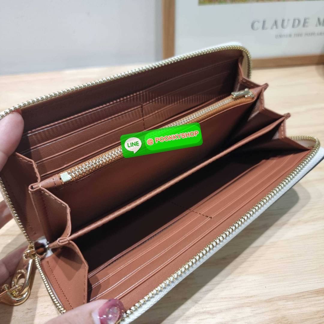 COACH CF521 LONG ZIP AROUND WALLET WITH SIGNATURE MONOGRAM 🔆 Details กระเป๋าสตางค์ใบยาว คอลเลคชั่นใหม่ กับดีไซน์ใหม่ ฉีกกฏทุกการดีไซน์ ด้วยลวดลายโมโนแกรมรอบใบโดดเด่น สะดวกใช้งานด้วยสายคล้องมือที่สามารถถอดออกได้ พกพกง่ายที่สุด รูดใช้งานด้วยซิปรอบใบ