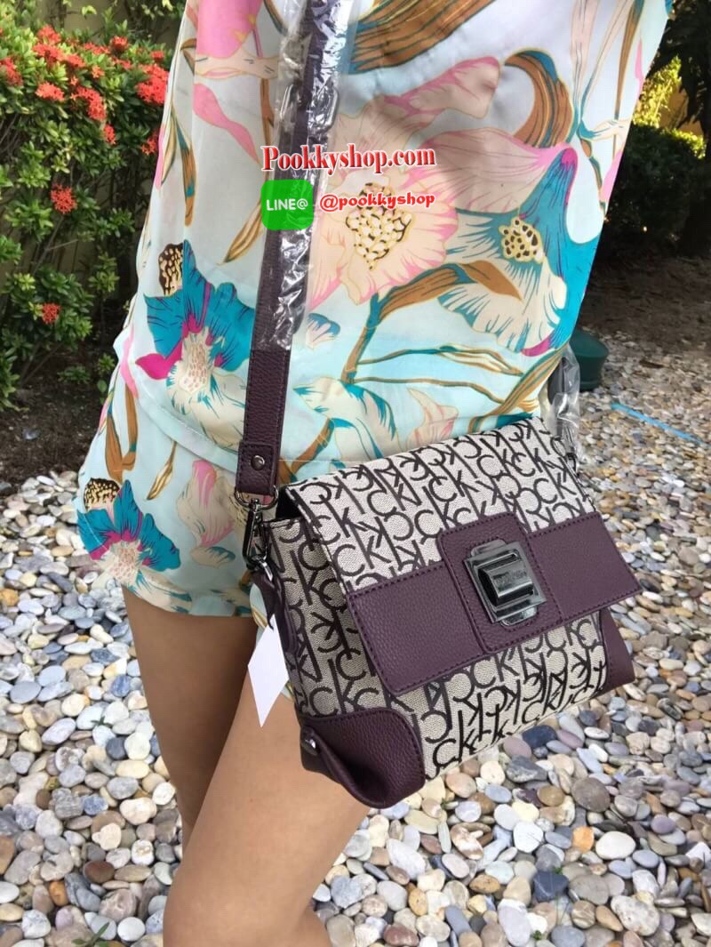 Calvin Klein Crossbody Bag กระเป๋าถือทรงโดมหรือจะสะพายข้างเป็นทรงCrossbodyก็ได้ วัสดุ Polyester+Canvas มีsignature ทั้งด้านในและด้านนอก ขอบบุหนังเพื่อการใช้งานที่ดี เปิดปิดด้วยกระดุมแม่เหล็ก ภายในกว้าง ใส่มินิไอแพคกระเป๋าสตางค์ทรงยาวได้ มีช่องซิปและช่องเล